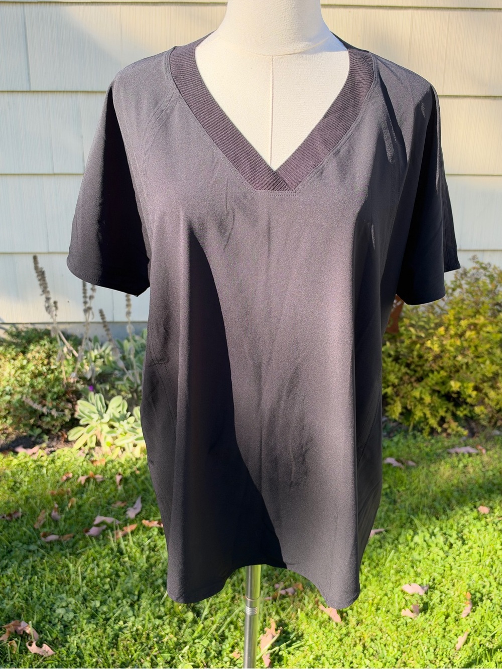 Athleta workout Black V-Neck Top - Classic Short Sleeve